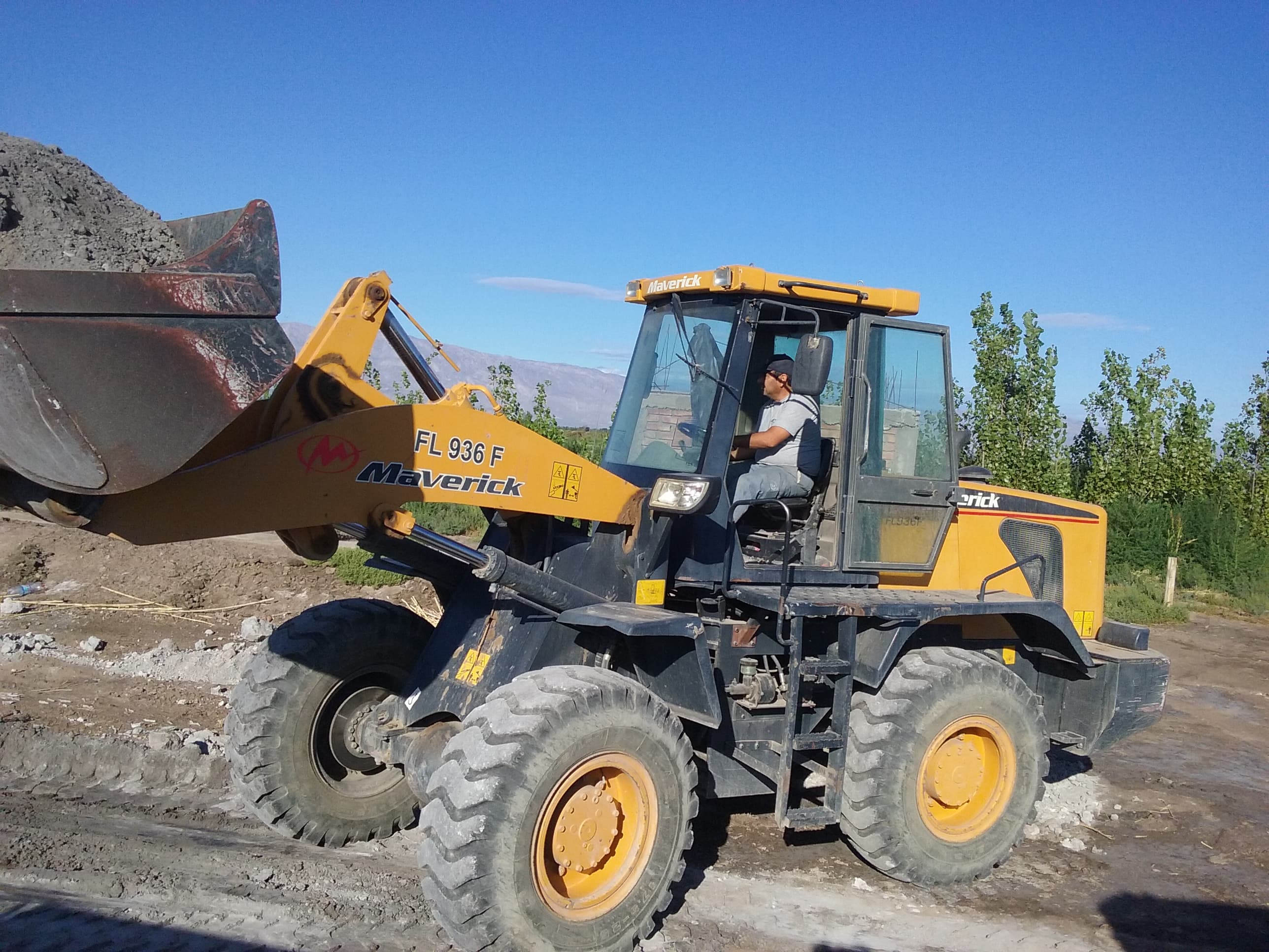 Retroexcavadoras, tractores, cargadoras, alquiler de maquinarias